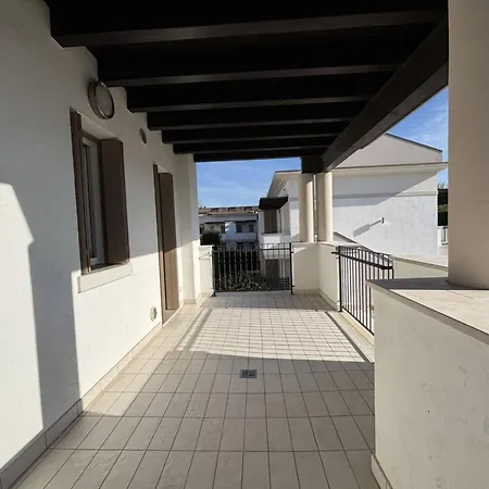 Modern In A With Pool * Μπιμπιόνε