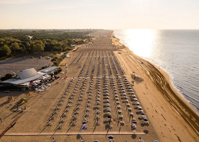 Modern In A With Pool * Μπιμπιόνε