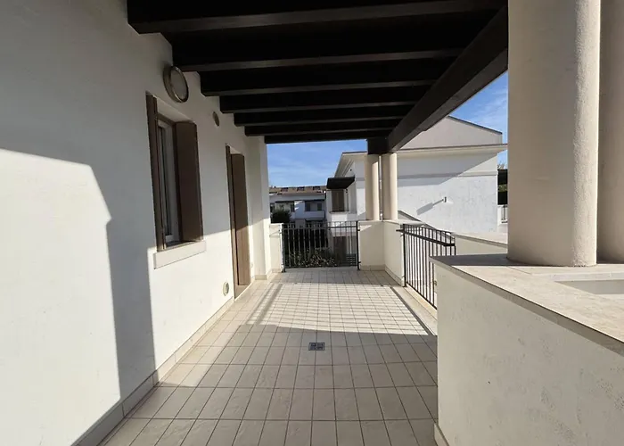 Modern In A With Pool * Μπιμπιόνε