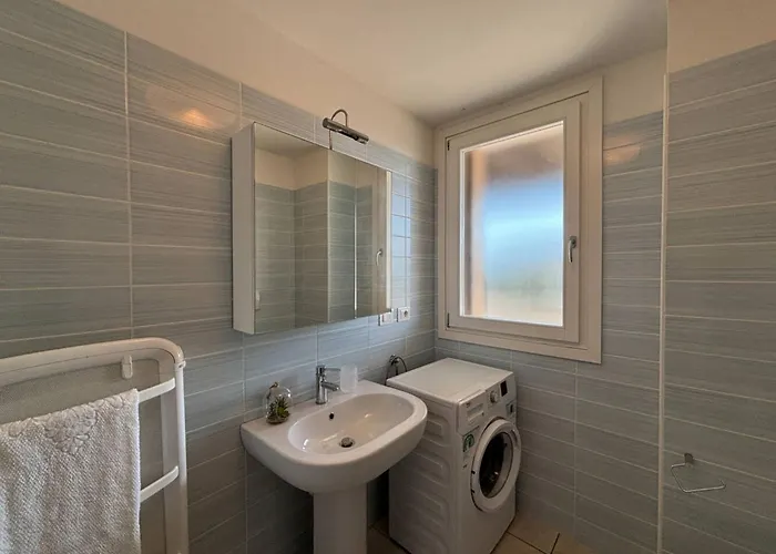 Modern In A With Pool * Μπιμπιόνε